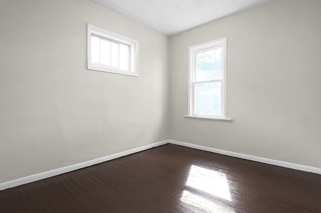Building Photo - Updated 3 Bed Home