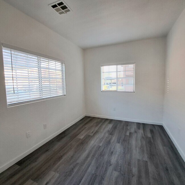 Building Photo - 4730 E Craig Rd