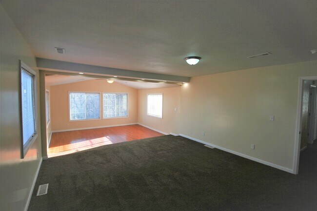 Building Photo - 920 Devils Glen Rd