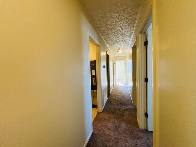 Building Photo - *Available Now - 4 and 3 Person Rates Avai...