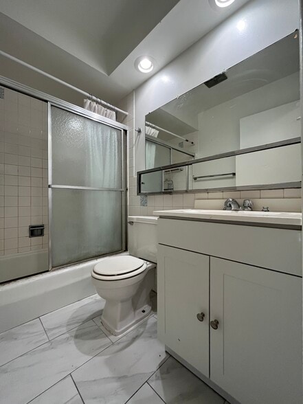 Building Photo - 516 W Melrose St