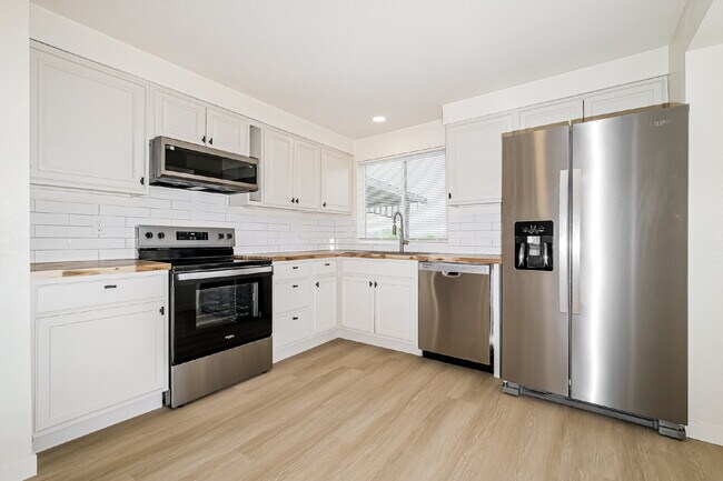 Building Photo - **Fully Remodeled 3+ Bedroom Home with Large Wraparound Deck – $500 OFF FIRST MONTHS RENT BEFORE ...