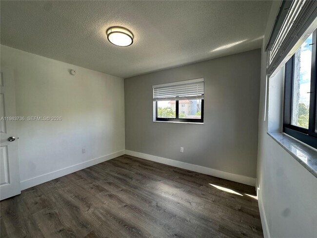 Building Photo - 529 SW 4th St