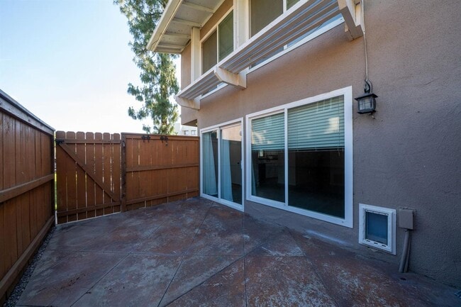 Building Photo - Townhouse in Northeast Fresno