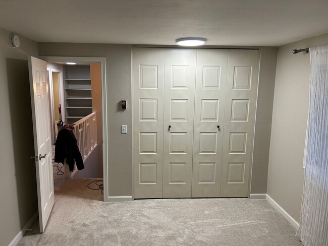 Building Photo - Lovely South Hills home, 4BD/3BA, Available early June!