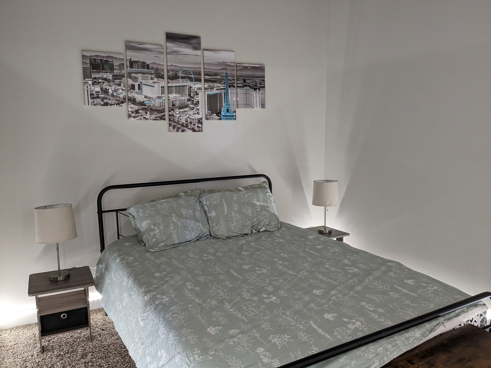 guest room 1_queen - 201 S Hoskins Rd