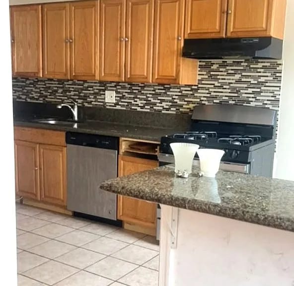 Building Photo - This 3-Bedroom/1-Bathroom Townhome