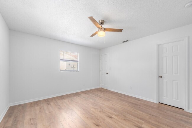 Building Photo - 6143 Tanglewood Dr NE