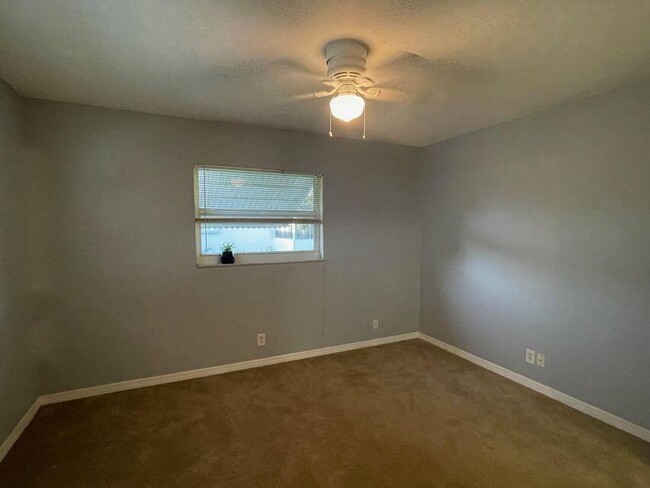 Building Photo - 2020 SW Golf Ln