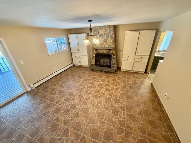 Building Photo - 40 Sarah Ln