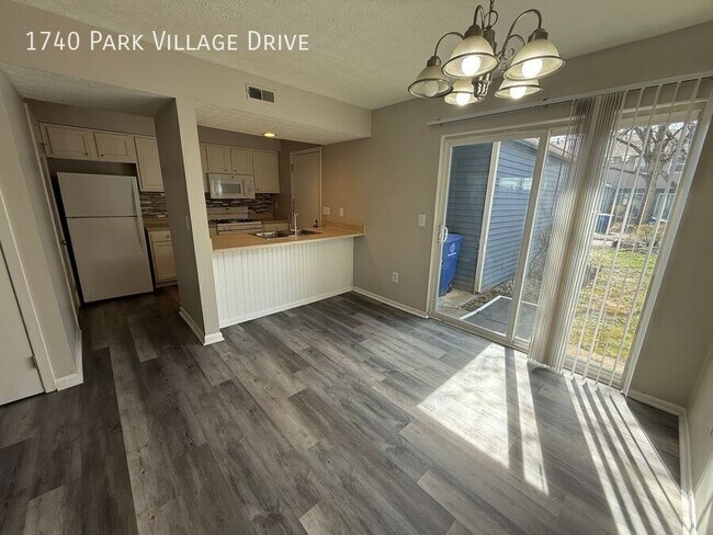 Building Photo - 1740 Park Village Dr