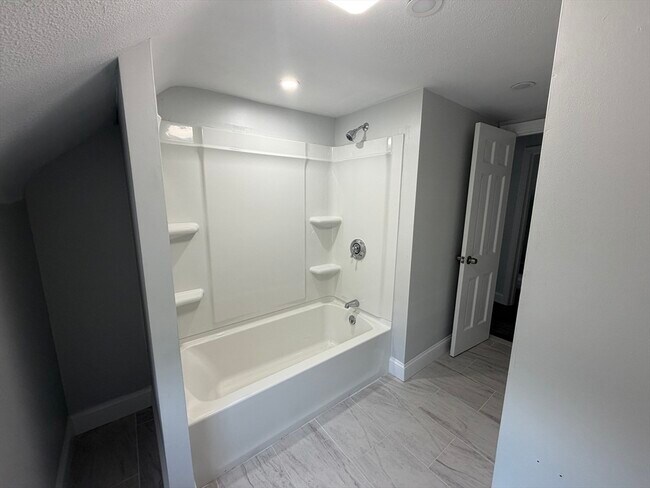 Building Photo - 75 Draper Ave