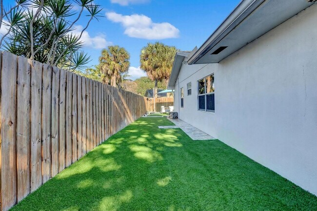 Building Photo - 707 W Boulevard Chatelaine