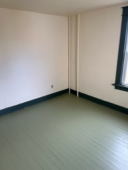 back right bedroom - 321 Odell Ave