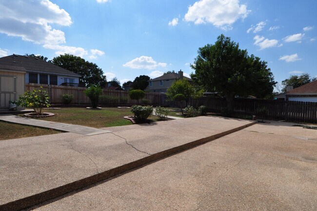 Building Photo - Spacious home for growing family with multiple dining and living areas! HUGE backyard!