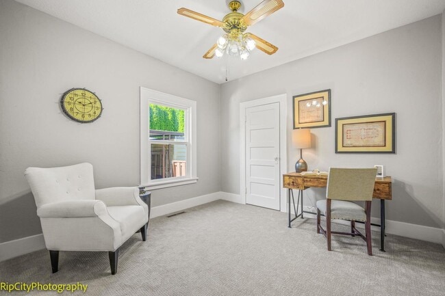 Building Photo - Charming Bungalow in Overlook neighborhood...