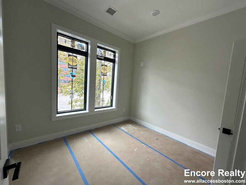 Building Photo - 155 Everett St