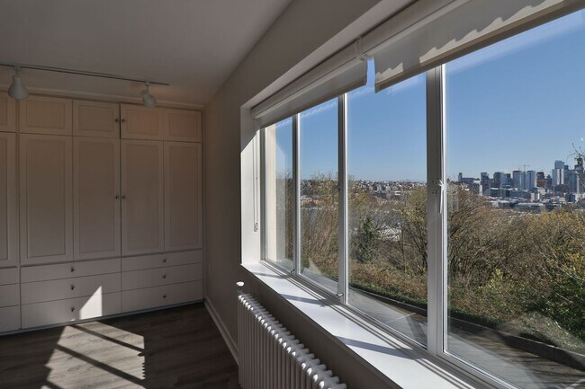 Building Photo - Gorgeous 3 Bedroom Queen Anne Apartment wi...