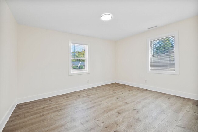 Building Photo - 512 E Branch St