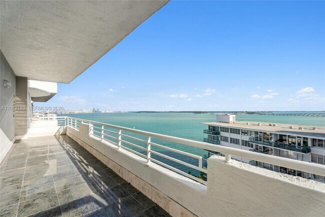 Building Photo - 1402 Brickell Bay Dr
