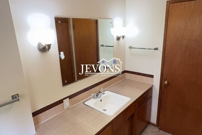 Building Photo - Available Now! 4-bedroom, 2-bathroom house in SeaTac
