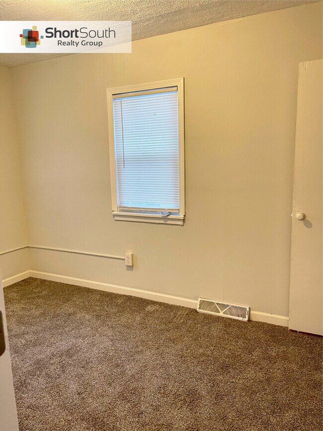 Building Photo - 513 S Fairview Ave