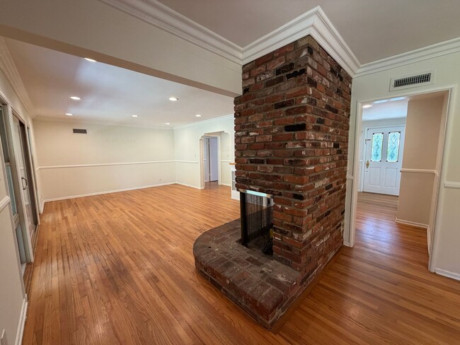 Building Photo - Newly Rehabbed Charming 3 Bed 2 Bath Home ...