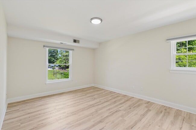 Building Photo - Fully Renovated 2B/2B unit in Old Forge Cr...