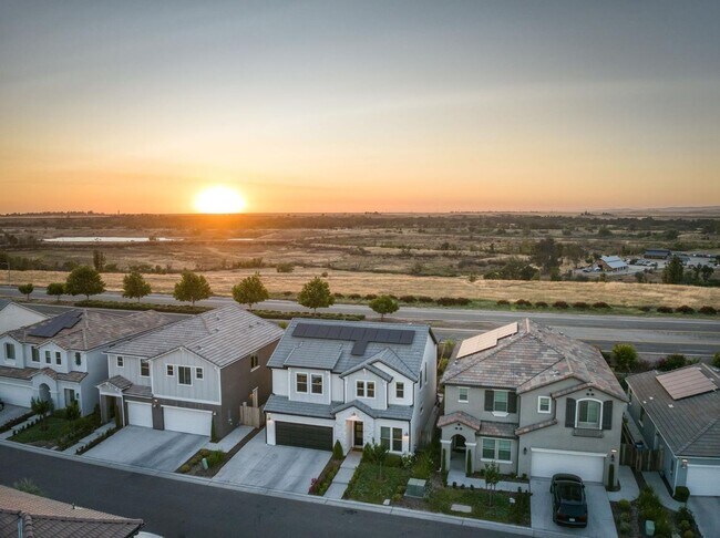 Building Photo - Copper River Canvas on the Bluffs! 4B/3BA ...