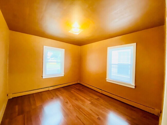Building Photo - Adorable 2bdrm/1bth Bungalow Conveniently ...