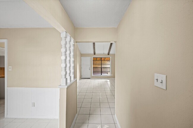 Building Photo - Charming home in Woodland Oaks Subdivision