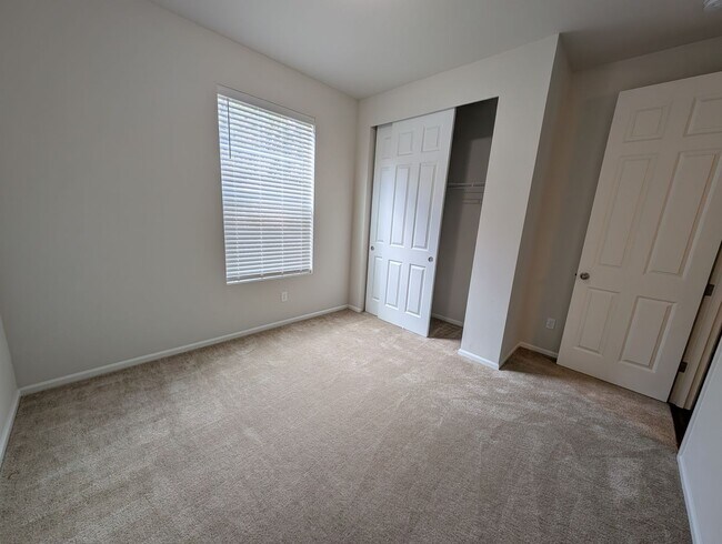 Building Photo - One Story Living in Port Orchard! Large 3 Bedroom Available for Rent!