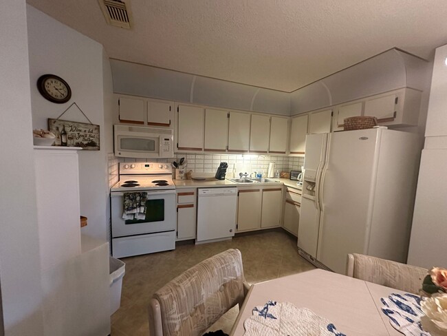 Building Photo - Furnished condo in Jensen Beach for off se...