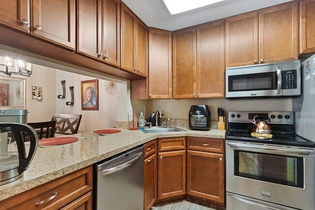Building Photo - 1372 Pine Ridge Cir E