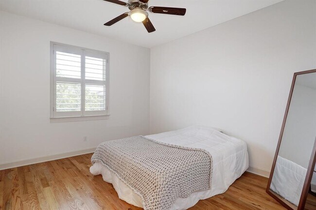 Building Photo - 6533 E Hill Dr