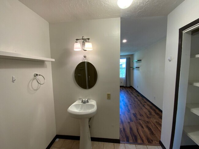 Building Photo - 3 Bedroom Single Story Home Available Near...
