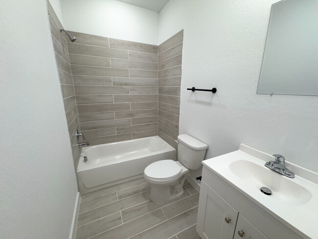 Shower/Bath combo - 1501 E Southcross Blvd