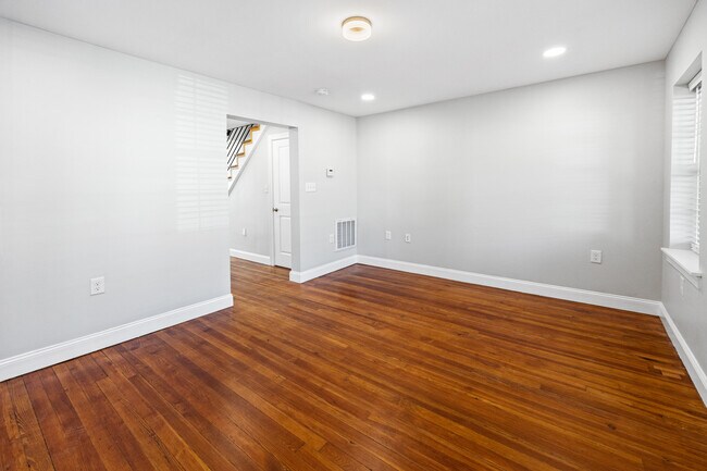 Building Photo - 733 E Elm St