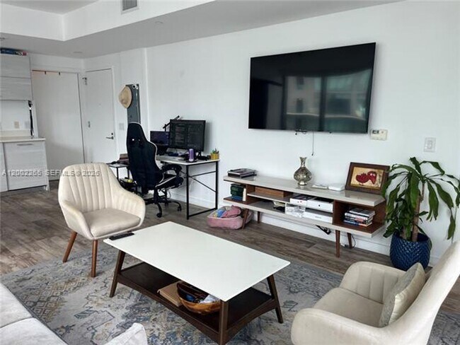 Building Photo - 650 NE 32nd St