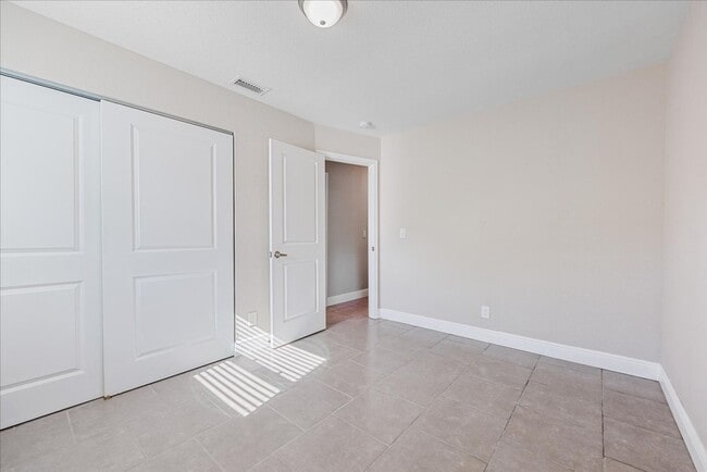 Building Photo - Beautiful and Upgraded 3/3 in South Tampa! Available Now!