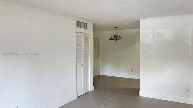 Building Photo - 10740 N Kendall Dr