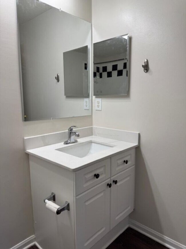 Building Photo - Renovated 3 Bedroom Top Floor Condo in Dow...