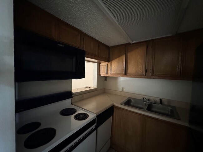 Building Photo - 1/1 Apartment in Hyde Park