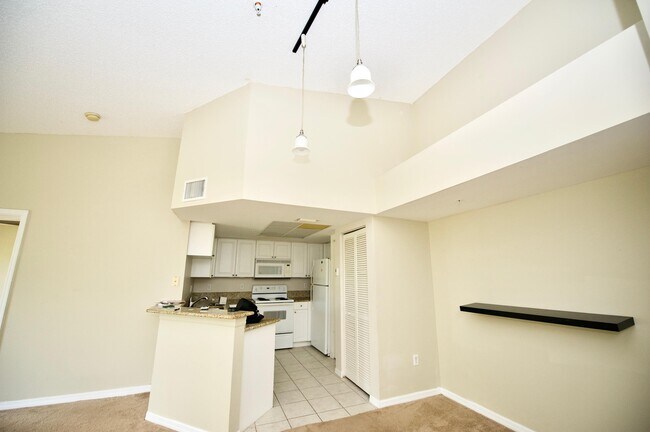 Building Photo - 1100 Crestwood Ct S