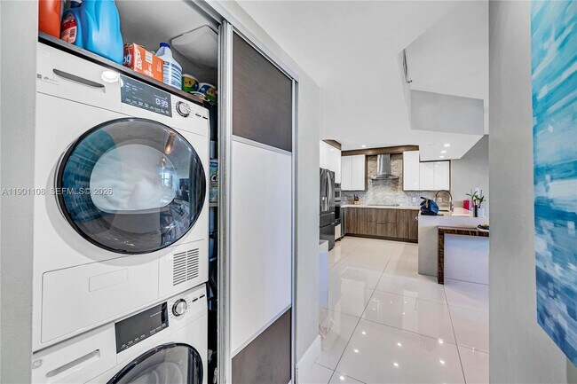 Building Photo - 19900 E Country Club Dr