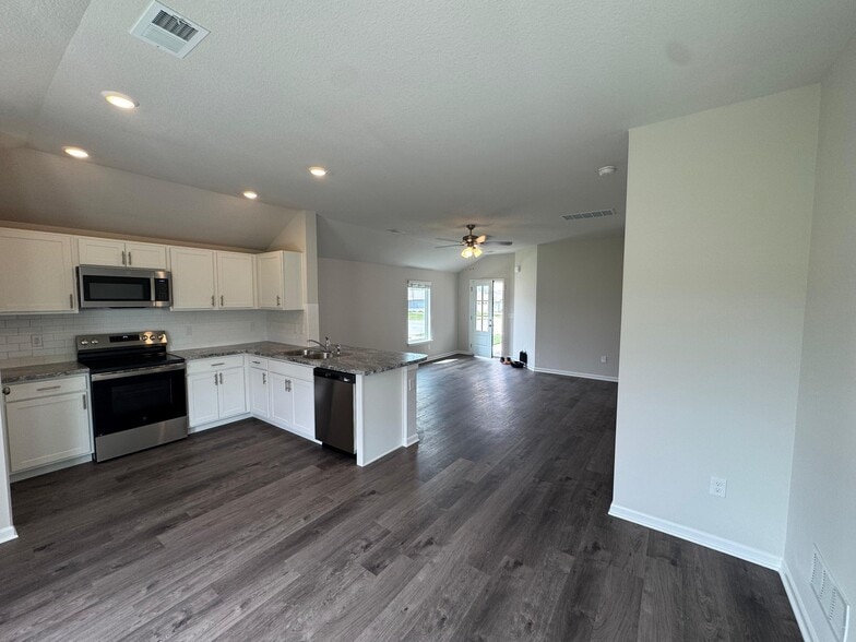 Building Photo - 518 N Pear St