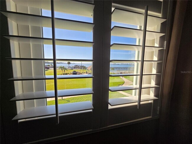 Building Photo - 634 Edgewater Dr