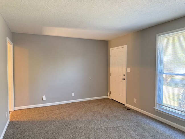 Building Photo - 3 Bedroom/1 Bath near shopping off Wilma R...