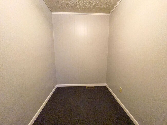 Building Photo - 1900 E 22nd St