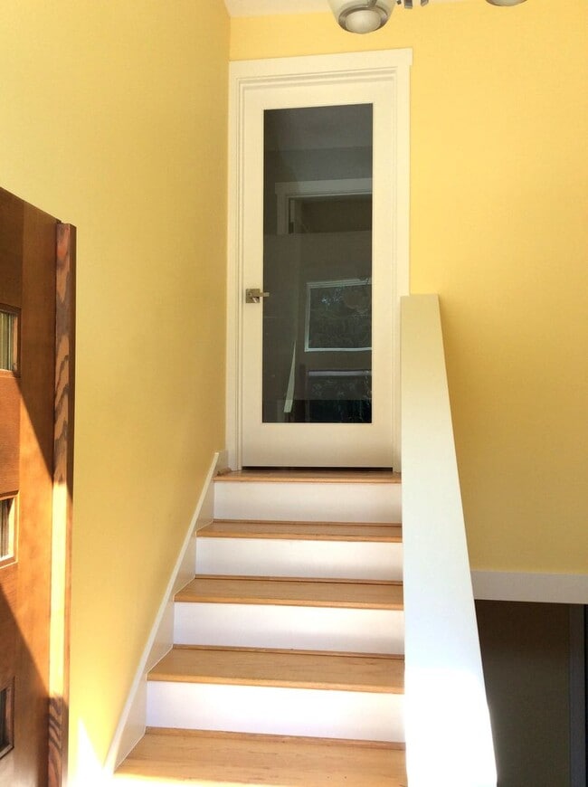 Building Photo - Fabulous 4 Bedroom/2 Bath Home! Upper Unit...